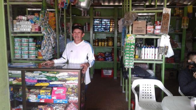 Fabio Barrera Medina es el representante legal de la cooperativa  que tiene a su cargo la tienda comunitaria.