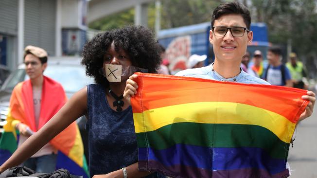 Atrás, a unos metros, la comunidad LGTBI pedía que se les respetaran los derechos y no los discriminaran.