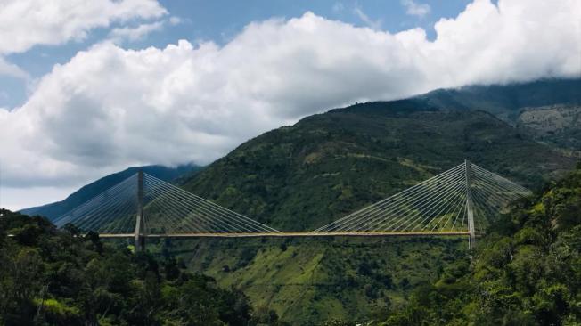 La estructura tiene una altura de 148,3 metros y una longitud total de 653 metros. Será el puente atirantado más alto de Suramérica.