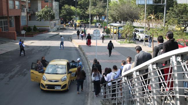 En el costado oriental de la estación Virrey de TransMilenio, los taxis prestan el servicio colectivo, que está prohibido por la ley.