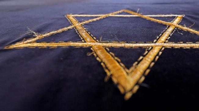 La estrella de David, símbolo asociado al judaísmo, en la sinagoga de Worms, Alemania, durante la conmemoración.