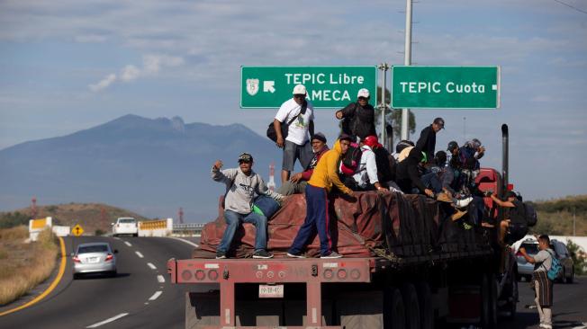 Para moverse entre una ciudad y otra, cientos de migrantes han logrado subirse a camiones para transportarse.