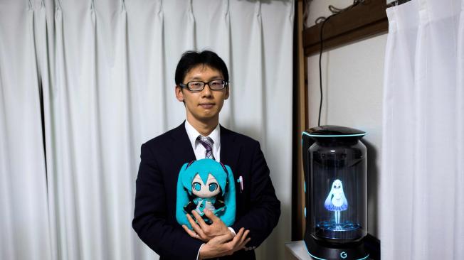 Hatsune Miku es un popular banco de voz en Japón, el cual funciona como un personaje de realidad virtual y asistente personal. 'Miku' Puede cantar, sostener conversaciones, desarrollar una personalidad, conectarse con diferentes elementos electrónicos como teléfonos móviles o cualquier dispositivo con Internet.