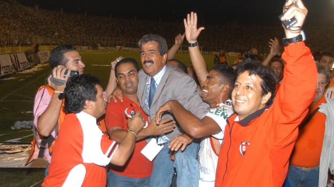Jorge Luis Pinto celebra el título con el Cúcuta Deportivo.