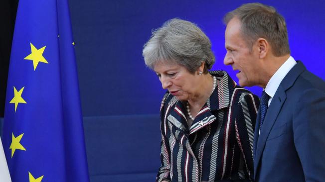La primera ministra británica, Theresa May, habla con el presidente del Consejo Europeo, Donald Tusk el pasado 19 de octubre. Foto: AFP