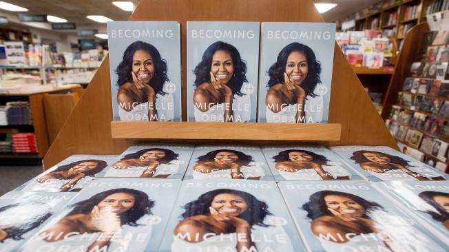 Copias del libro 'Becoming', titulado 'Mi historia' en español y escrito por la antigua primera dama estadounidense, Michelle Obama.