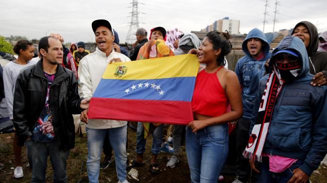La Alcaldía de Bogotá reubicó este martes a casi 300 venezolanos que habían acampado cerca de la terminal de autobuses, entre protestas de los inmigrantes y de los vecinos.