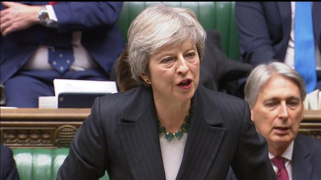 La primera ministra británica, Theresa May, sufrió un duro golpe cuando miembros de su gabinete renunciaron en medio de debate en un parlamento dividido.