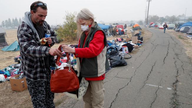 Las personas desplazadas por el 'Camp Fire' crearon un centro de evacuación improvisado en California, EE. UU.