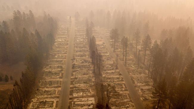 Un vecindario quemado se ve en Paradise, California a raíz del incendio más mortíferos en la historia reciente de California.