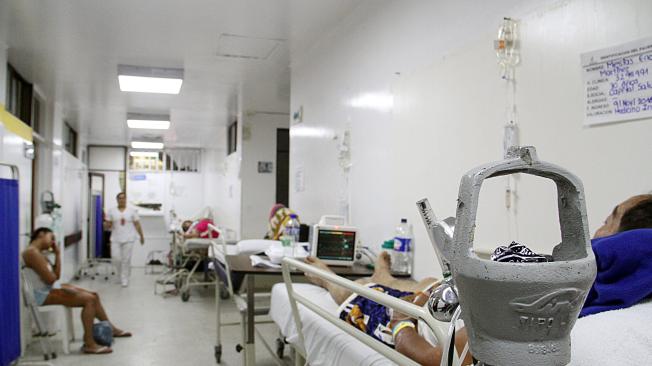 Camillas y pacientes a lado y lado los pasillos hacen parte del desolador panorama en el área de urgencias del Hospital Departamental de Villavicencio.