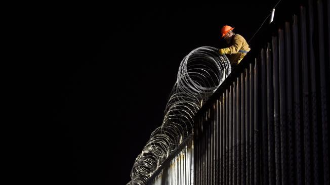 El gobierno estadounidense ordenó poner una malla con púas en frontera con México.