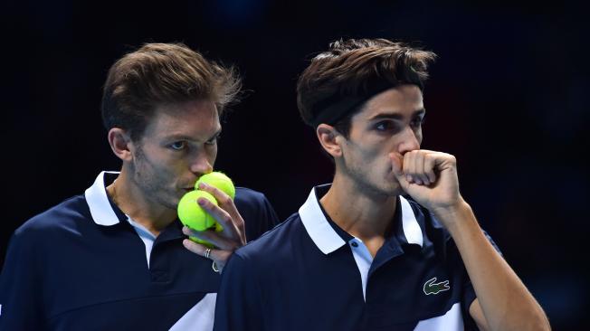 Los franceses Pierre-Hugues Herbert (D) y Nicolas Mahut (Izq.) avanzaron a semifinales de las finales de tenis 2018.