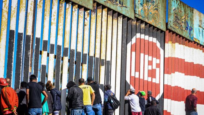 Miles de migrantes centroamericanos llegaron desde el 14 de noviembre a la valla que separa a México de EE. UU. en la ciudad de Tijuana.