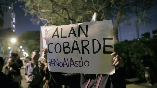 Ciudadanos protestan ante la embajada de Uruguay en Lima por la solicitud de asilo hecho por el expresidente investigado por corrupción Alan García.