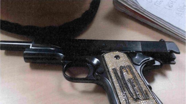 Una pistola con un monograma de diamantes era el arma que usaba el 'Chapo' según la Fiscalía.