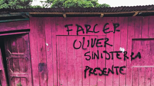Grafiti del frente Óliver Sinisterra en La Guayacana, un corregimiento de Tumaco.