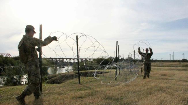 Soldados estadounidenses trabajan en un parque público en Laredo, Texas, donde están instalando púas y concertina.