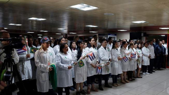 Médicos cubanos participan en una ceremonia de bienvenida en el Aeropuerto Internacional José Martí luego de llegar desde Brasil.