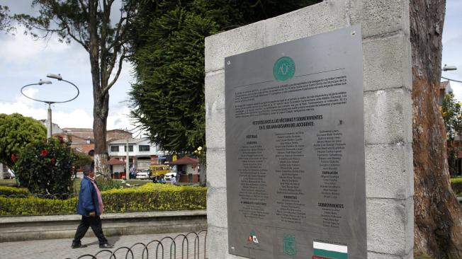 En el parque principal del municipio hay una placa con los nombres de los 71 fallecidos y los 6 sobrevivientes del siniestro.