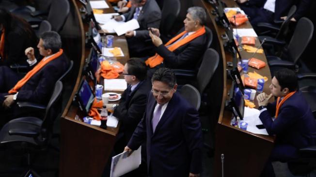 Fiscal Néstor Humberto Martínez saludó a varios senadores a su ingreso a la corporación.