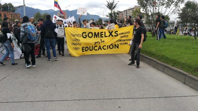Universidad del Cauca, del Quindío, Javeriana Bogotá, Los Andes, Externado dicen presente en la marcha por la 26. Estación Quinta Paredes cerrada
