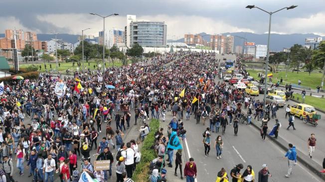 Estudiantes de la Universidad Nacional de Colombia llegan a la calle 80.