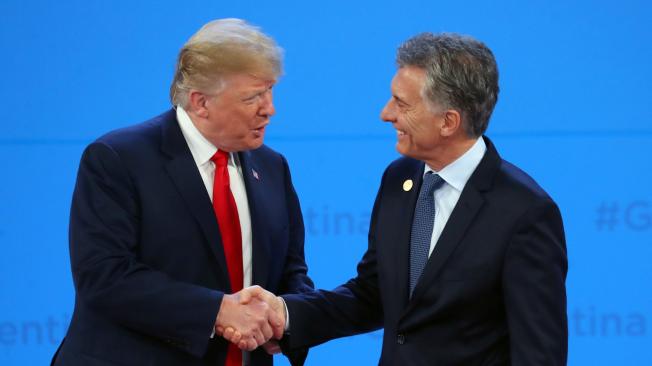 El presidente Donald Trump (izq.) es recibido por el presidente de Argentina, Mauricio Macri, cuando llega a la cumbre de líderes del G20 en Buenos Aires.