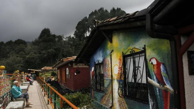 El hogar es una colorida estructura construida sobre la cancha por la que pasaron reconocidos futbolistas para disputar partidos a pedido de Escobar, pero donde también se cuenta que sus sicarios jugaron, incluso, con las cabezas de personas asesinadas.