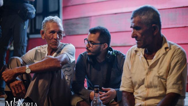 Christian Mejía, director del cortometraje, habla con dos de los actores durante la filmación.