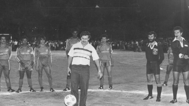 Pablo Escobar durante la inauguración de una cancha de fútbol en 1983.