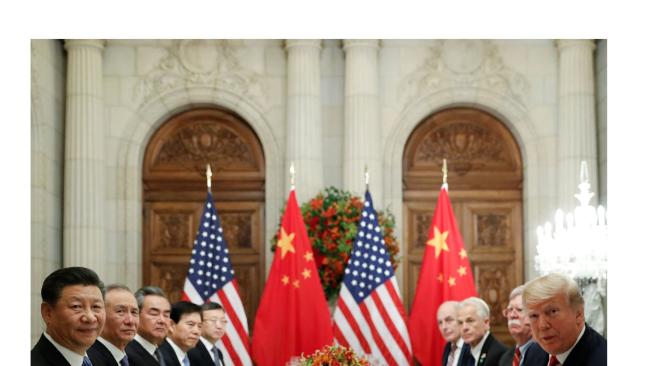 El presidente de EE. UU., Donald Trump (d.), y el presidente de China, Xi Jinping (i.), con sus respectivos gabinetes en una cena en Buenos Aires.