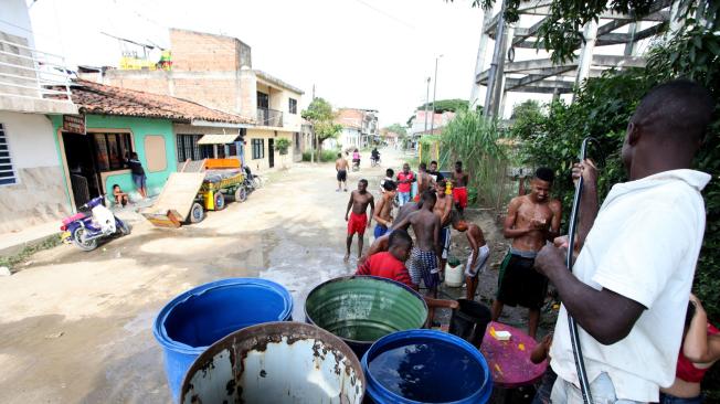 Algunos habitantes de Pto Tejada decidieron bañarse en la vía publica