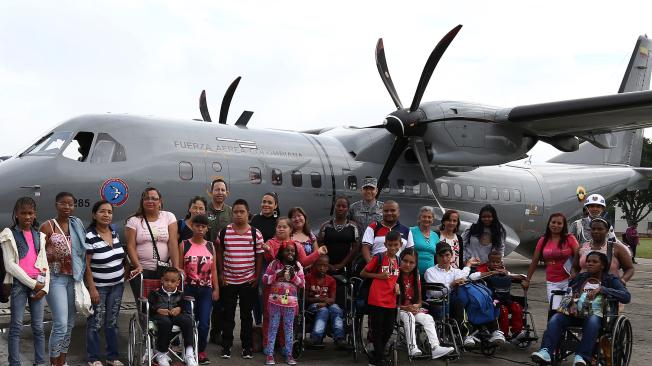 Los niños viajaron en un avión tipo Casa-295 de la Fuerza Aérea de Colombia.
