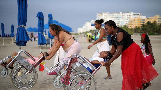 Las acompañantes de los menores los llevaron hasta orillas del mar, ya que algunos no podían entrar por sus sillas de ruedas.