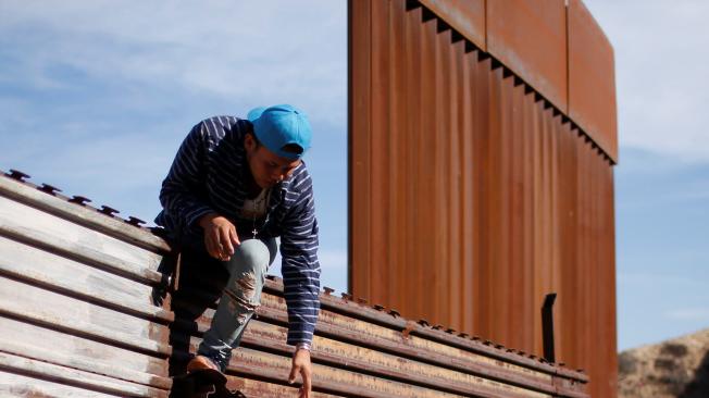 Inmigrantes centroamericanos buscan por todos los medios cruzar la frontera que divide México con Estados Unidos.