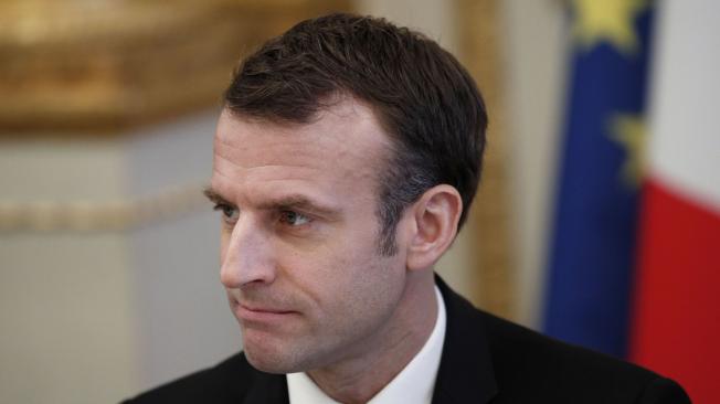 El presidente francés, Emmanuel Macron, se reunió con representantes de sindicatos, organizaciones de empleadores y funcionarios locales electos, en busca de una forma de poner fin a la llamada crisis de los "chalecos amarillos", el 10 de diciembre. 2018.