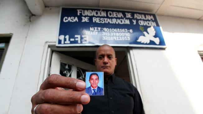Julio Blanco muestra la foto de su hijo, César Alexis.