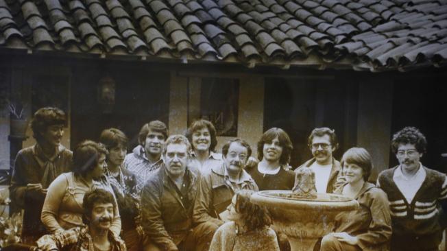 García, junto a Gabriel García Márquez y los miembros de La Candelaria.