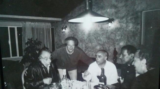 Una foto con grandes figuras del teatro colombiano: Santiago Garcia, Miguel Torres, Ricardo Camacho, Hugo Afanador y Eddy Armando