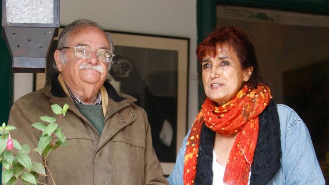 Una foto histórica del maestro junto a Patricia Ariza. Foto: Archivo.