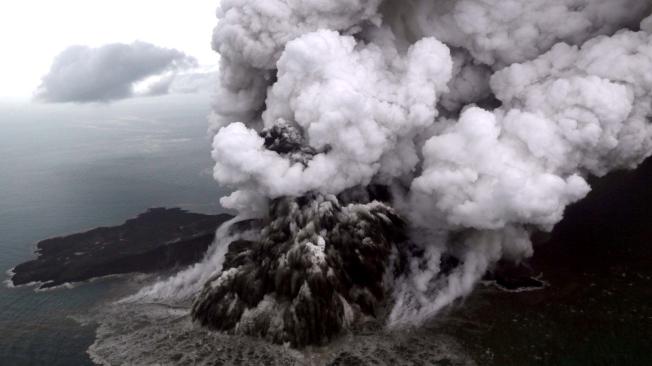 Vista aérea del volcán Anak Krakatoa después de su erupción este 22 de diciembre.
