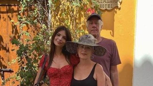 Emily Ratajkowski junto con sus padres en la Ciudad Amurallada.