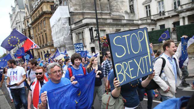 En Londres, cientas de personas se han manifestado a favor y en contra de la permanencia del Reino Unido en la Unión Europea.
