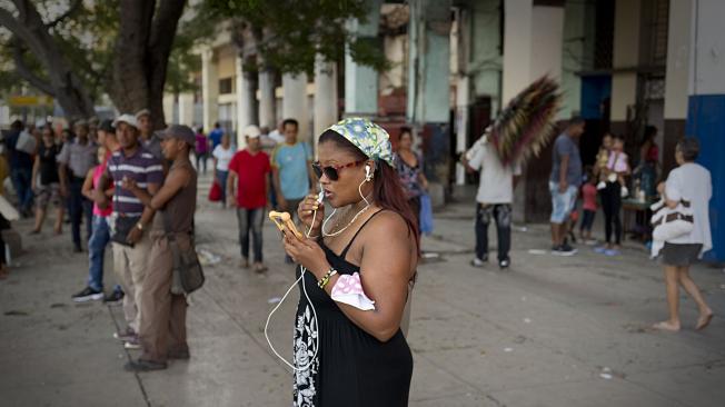 Aunque es considerado un lujo inalcanzable para muchos,los cubanos ahora pueden ser titulares de líneas de teléfono, disponer de internet en las casas o en los móviles.