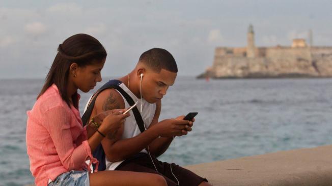 En 2015 Cuba estrenó sus primeras zonas wifi públicas. En 2018 hizo su llegada el internet móvil.