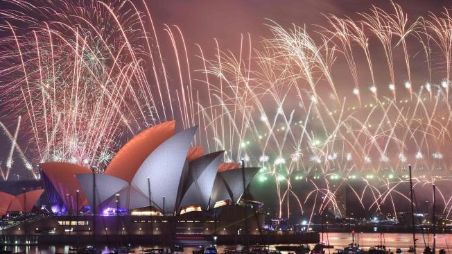 En Australia hubo un espectáculo de fuegos pirotécnicos para recibir el año 2019.