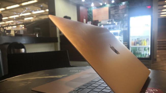 El MacBook Air 13 solo tiene 15,6 mm de grosor y pesa 1,25 kg.
