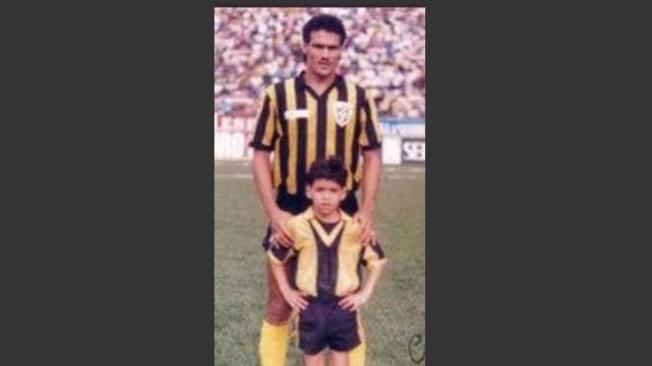 Radamel García King, acompañado de su hijo, cuando jugaba en el Deportivo Táchira, de Venezuela.