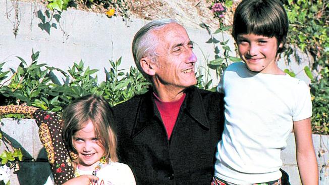 A la izquierda, Céline Cousteau, durante uno de sus recorridos. Abajo, Jacques Cousteau junto a sus nietos Céline (izquierda) y el hermano de esta, Fabien (derecha).